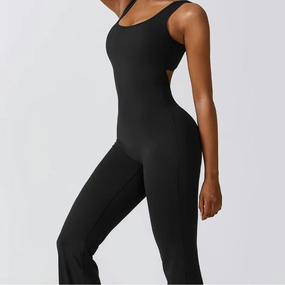 Backless jumpsuit - Picture 2 of 3